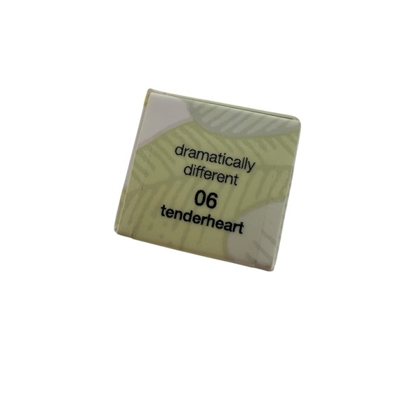 Clinique Dramatically Different Tenderheart Lipstick one tube New in box - Picture 3 of 6